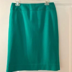 Banana Republic stretch twill unlined pencil skirt.  Emerald green - size 6 NWT